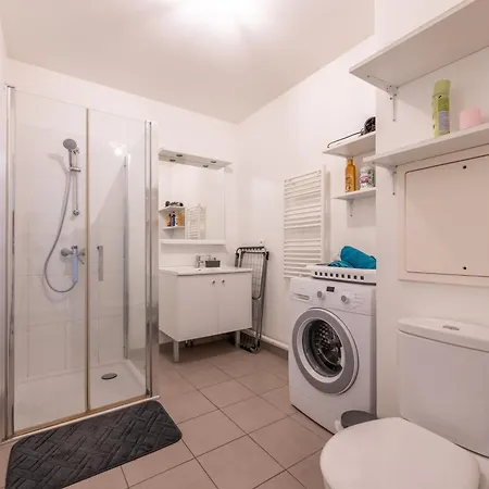 Superbe 1min Metro7 Rez-de-chaussee Apartment *