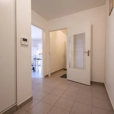Superbe 1min Metro7 Rez-de-chaussee Apartment