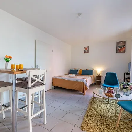 Superbe 1min Metro7 Rez-de-chaussee Appartement *
